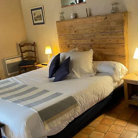 Avec Piscine Et Table D'hotes, Proche De Et De L'abbaye. 3*